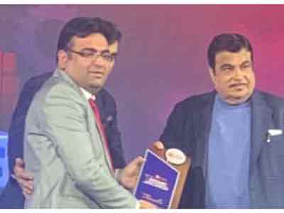 Dr. Prashant Jerath (MD of Jerath Path Labs) awarded by Mr.Nitin Gadgari-Get Accurate Allergy and other test Results at Jerath Path Labs